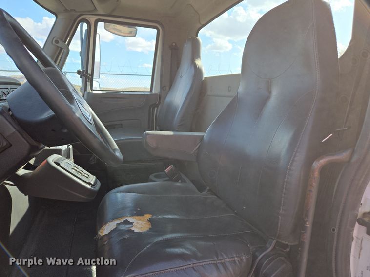 image for item EC0926 2012 International 4400 semi truck