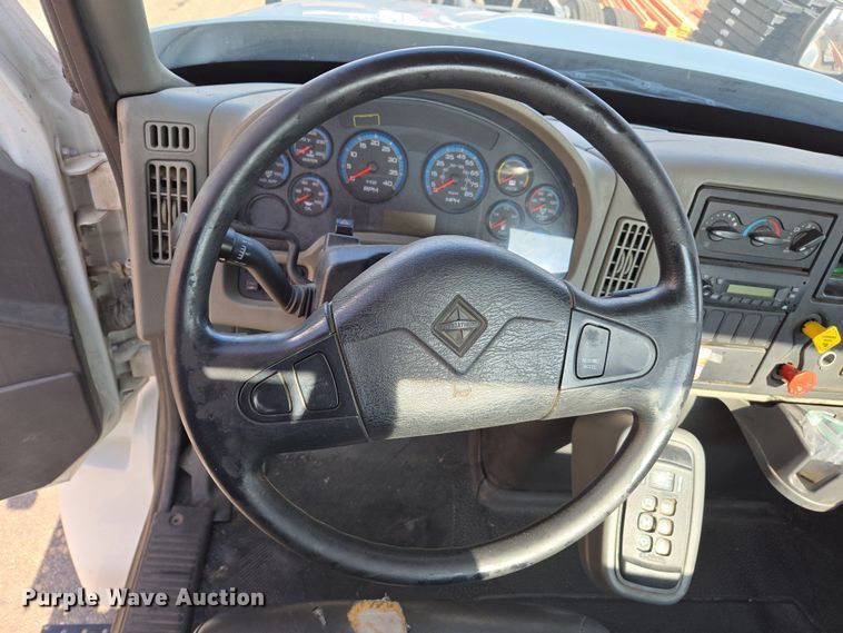 image for item EC0926 2012 International 4400 semi truck