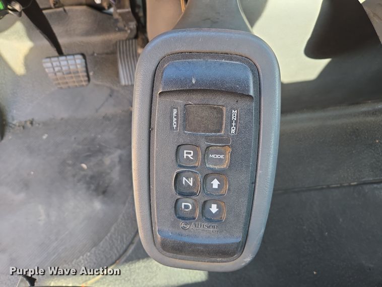 image for item EC0926 2012 International 4400 semi truck