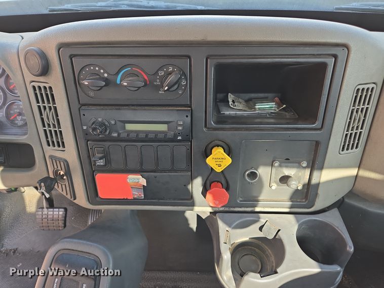 image for item EC0926 2012 International 4400 semi truck