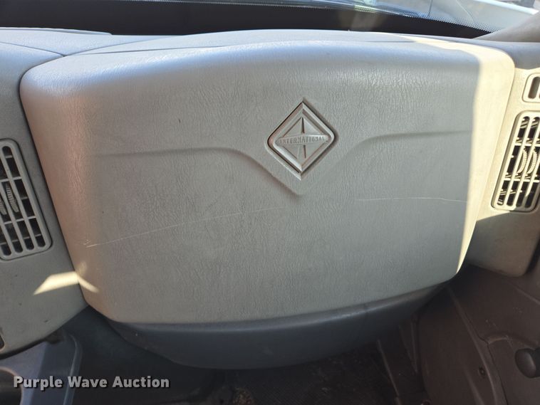 image for item EC0926 2012 International 4400 semi truck