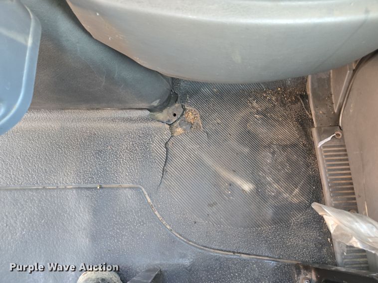 image for item EC0926 2012 International 4400 semi truck