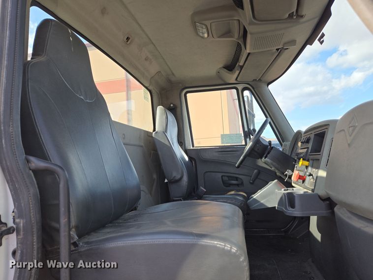 image for item EC0926 2012 International 4400 semi truck