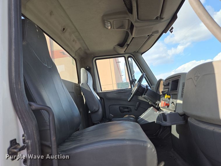 image for item EC0926 2012 International 4400 semi truck