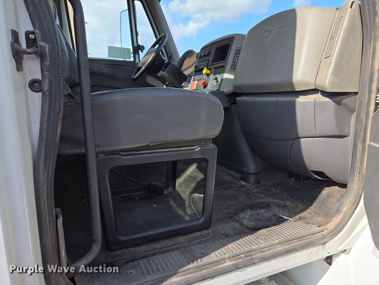 image for item EC0926 2012 International 4400 semi truck