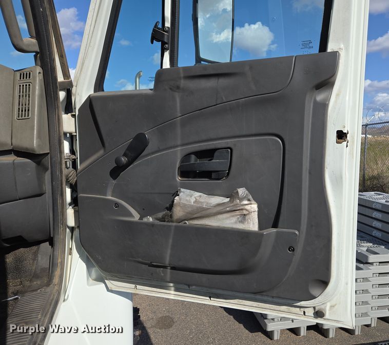 image for item EC0926 2012 International 4400 semi truck