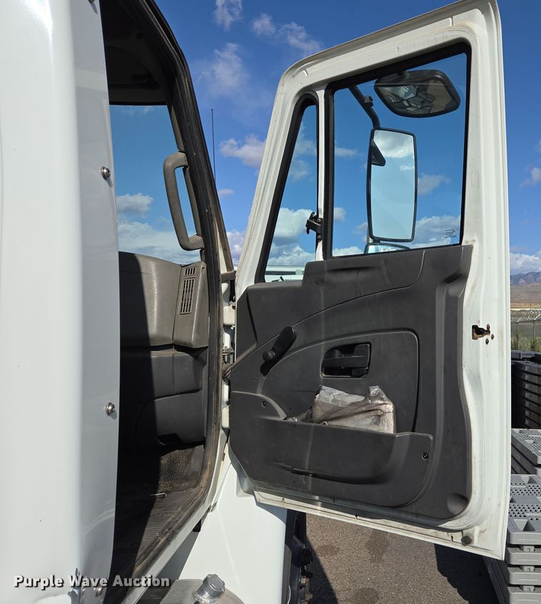 image for item EC0926 2012 International 4400 semi truck