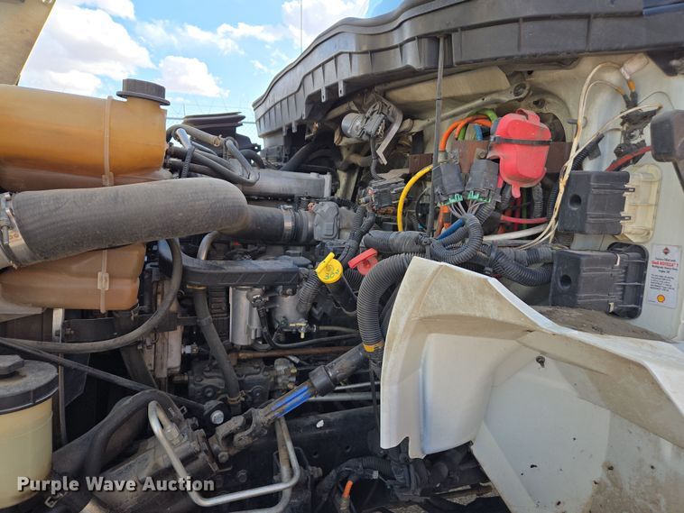 image for item EC0926 2012 International 4400 semi truck