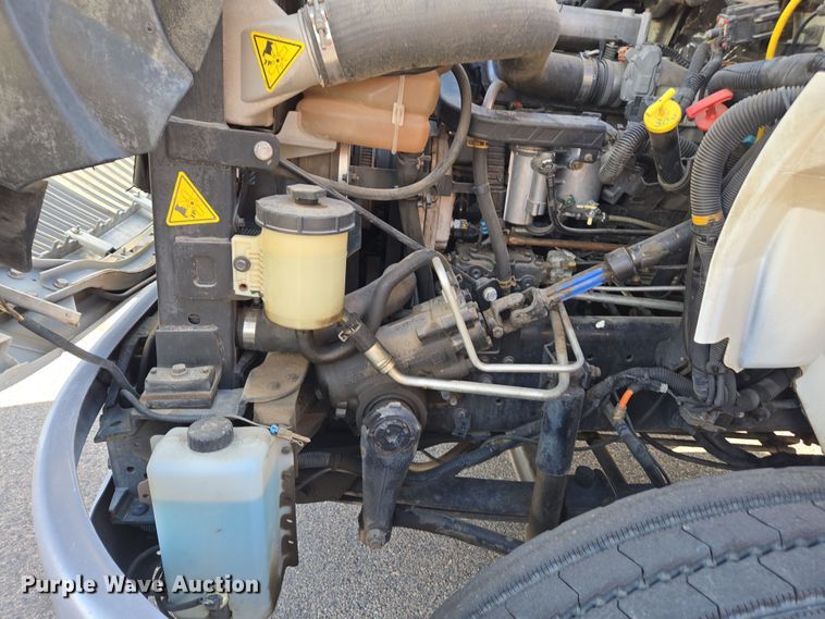 image for item EC0926 2012 International 4400 semi truck