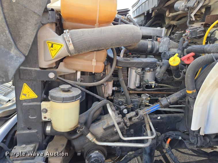 image for item EC0926 2012 International 4400 semi truck