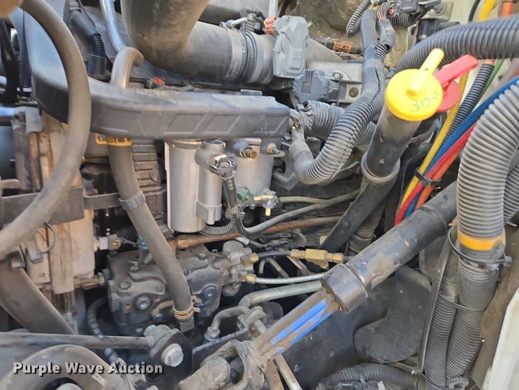 image for item EC0926 2012 International 4400 semi truck