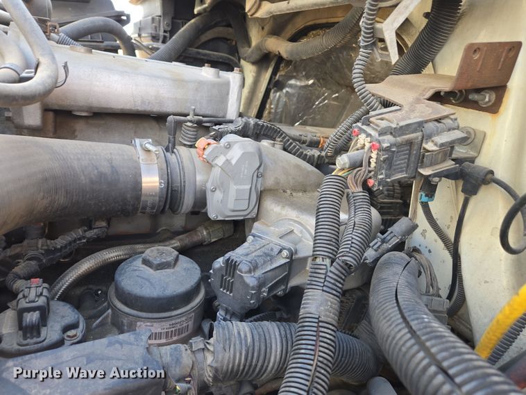 image for item EC0926 2012 International 4400 semi truck