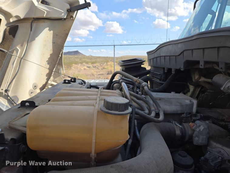 image for item EC0926 2012 International 4400 semi truck