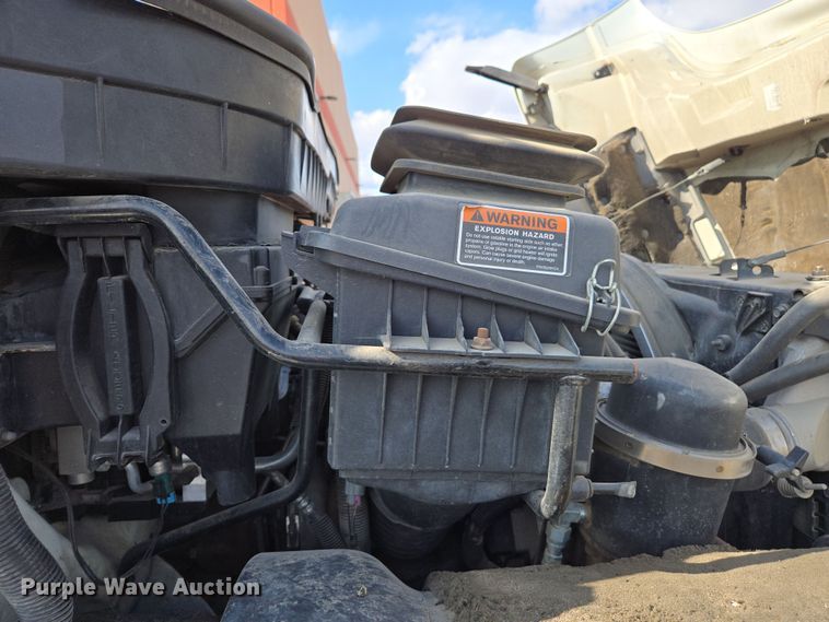 image for item EC0926 2012 International 4400 semi truck