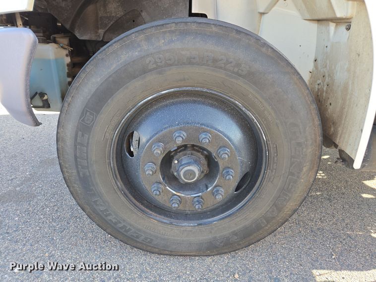 image for item EC0926 2012 International 4400 semi truck