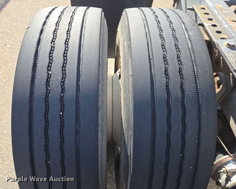 image for item EC0926 2012 International 4400 semi truck