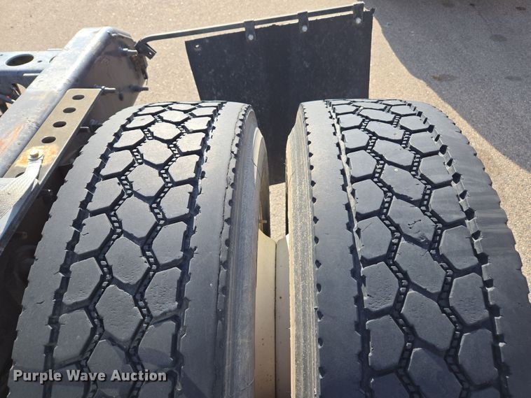 image for item EC0926 2012 International 4400 semi truck