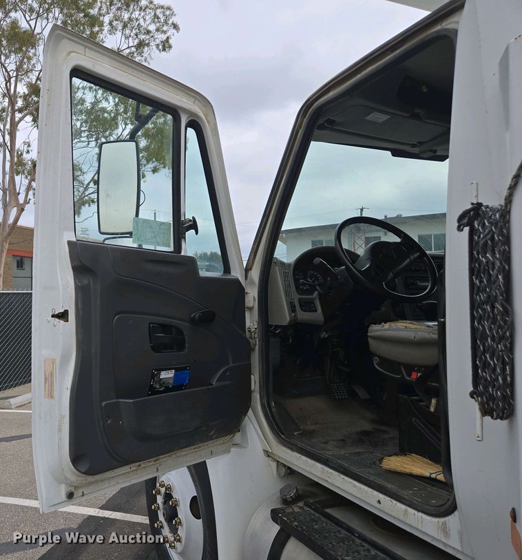 image for item EC0958 2013 International 4300 dump truck