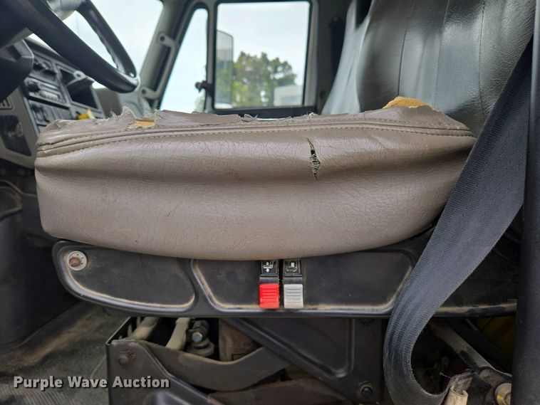 image for item EC0958 2013 International 4300 dump truck