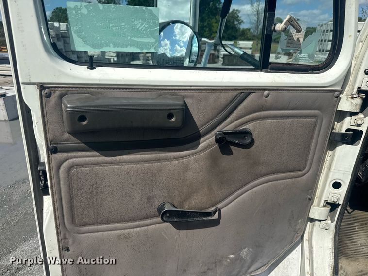 image for item EC3525 1999 International 4700 flatbed truck