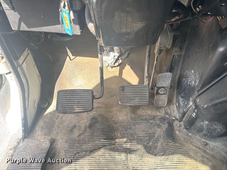 image for item EC3525 1999 International 4700 flatbed truck