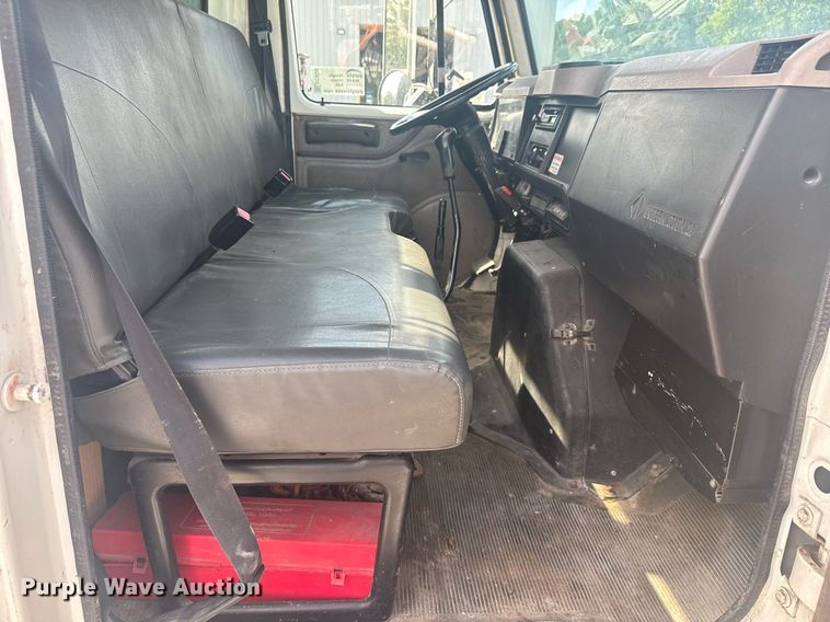 image for item EC3525 1999 International 4700 flatbed truck