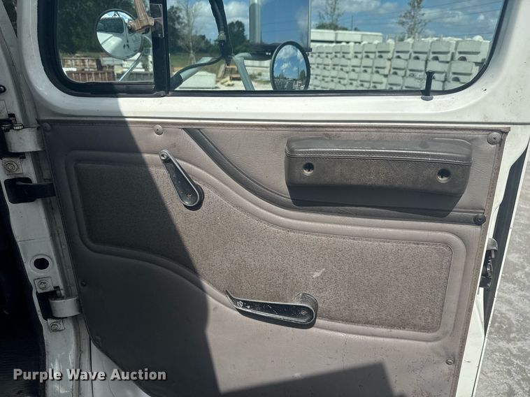 image for item EC3525 1999 International 4700 flatbed truck