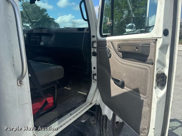 image for item EC3525 1999 International 4700 flatbed truck