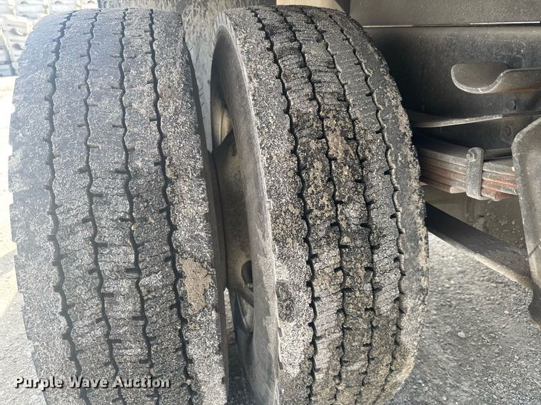 image for item EC3525 1999 International 4700 flatbed truck