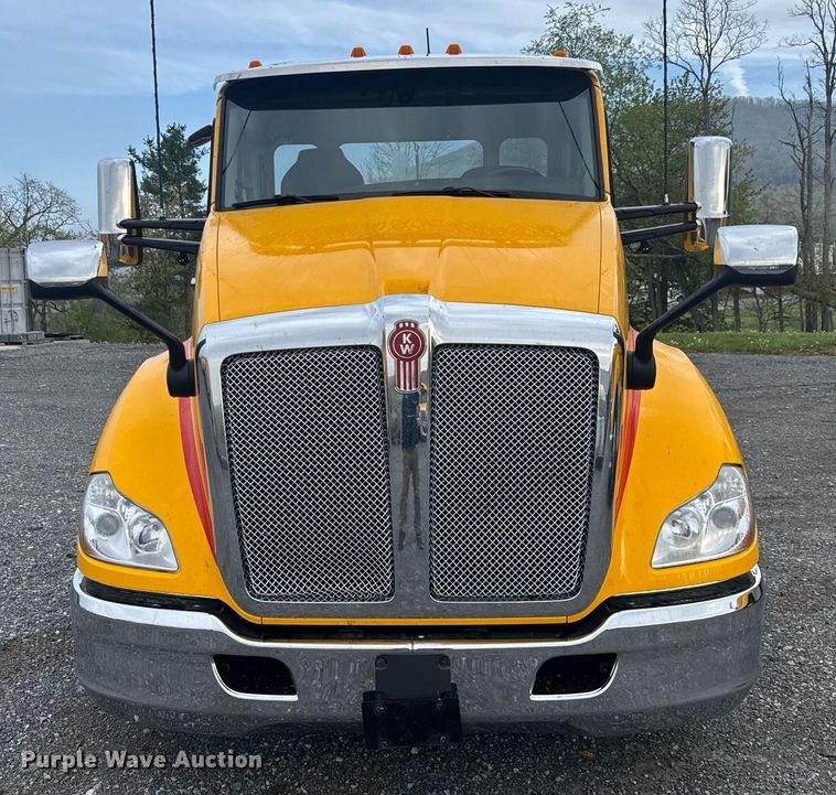 image for item EC3553 2022 Kenworth T680 semi truck