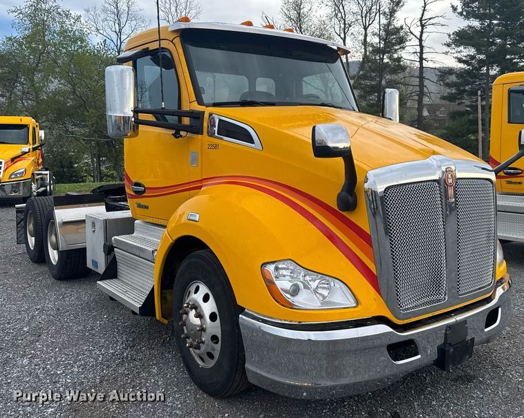 image for item EC3553 2022 Kenworth T680 semi truck