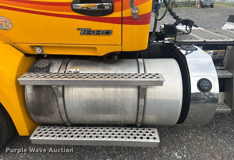 image for item EC3553 2022 Kenworth T680 semi truck