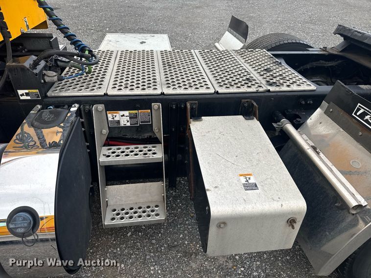 image for item EC3553 2022 Kenworth T680 semi truck