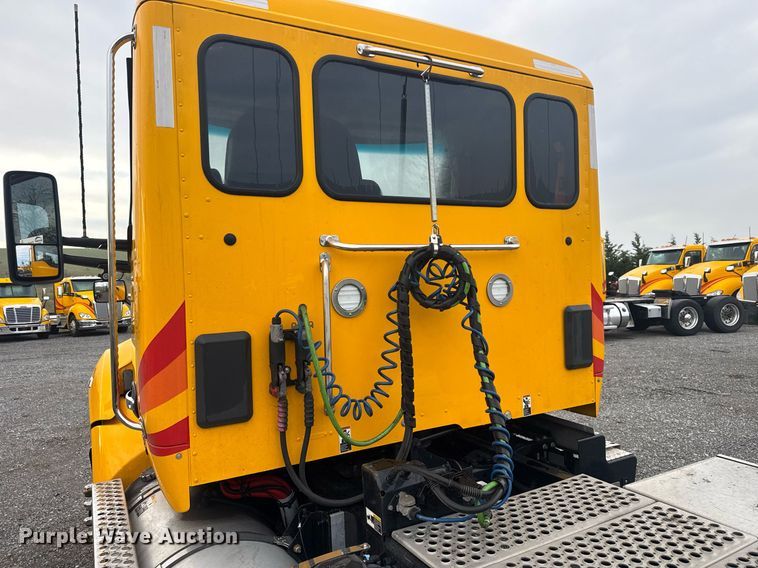 image for item EC3553 2022 Kenworth T680 semi truck