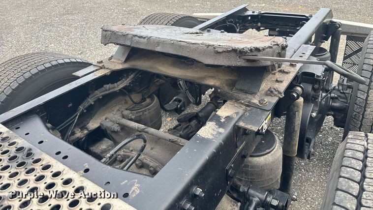 image for item EC3553 2022 Kenworth T680 semi truck