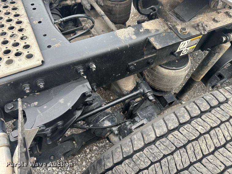 image for item EC3553 2022 Kenworth T680 semi truck