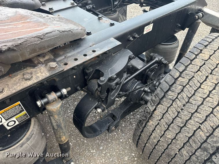 image for item EC3553 2022 Kenworth T680 semi truck