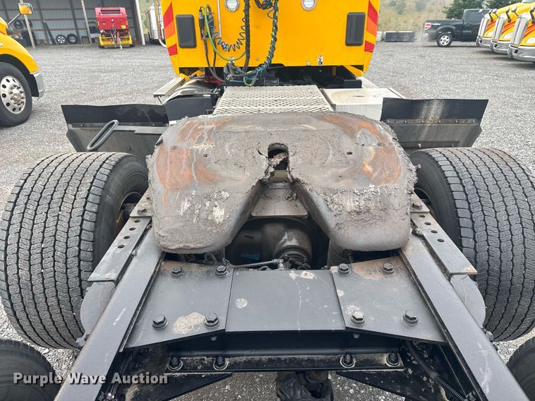 image for item EC3553 2022 Kenworth T680 semi truck