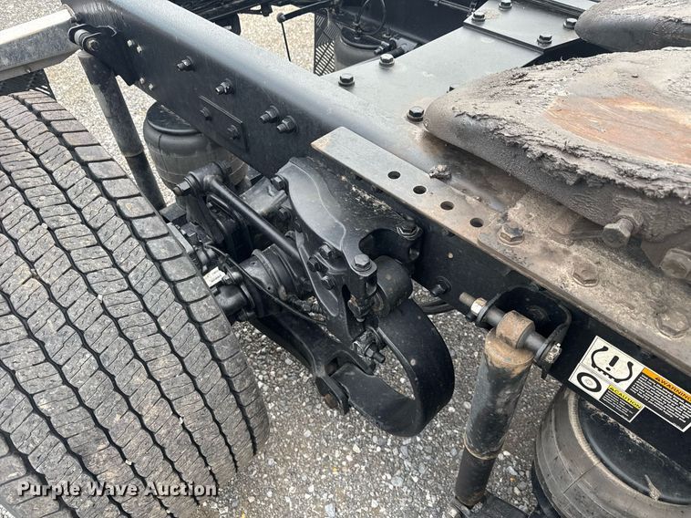 image for item EC3553 2022 Kenworth T680 semi truck