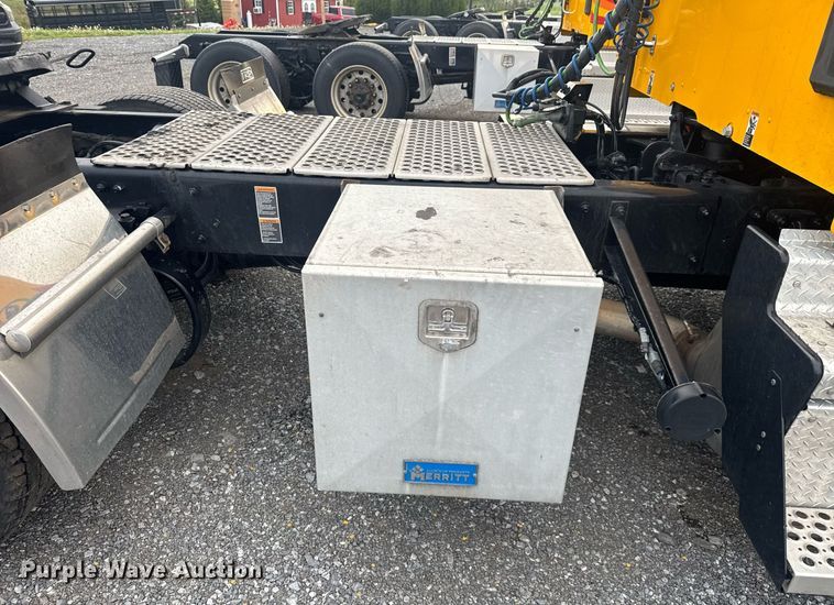 image for item EC3553 2022 Kenworth T680 semi truck