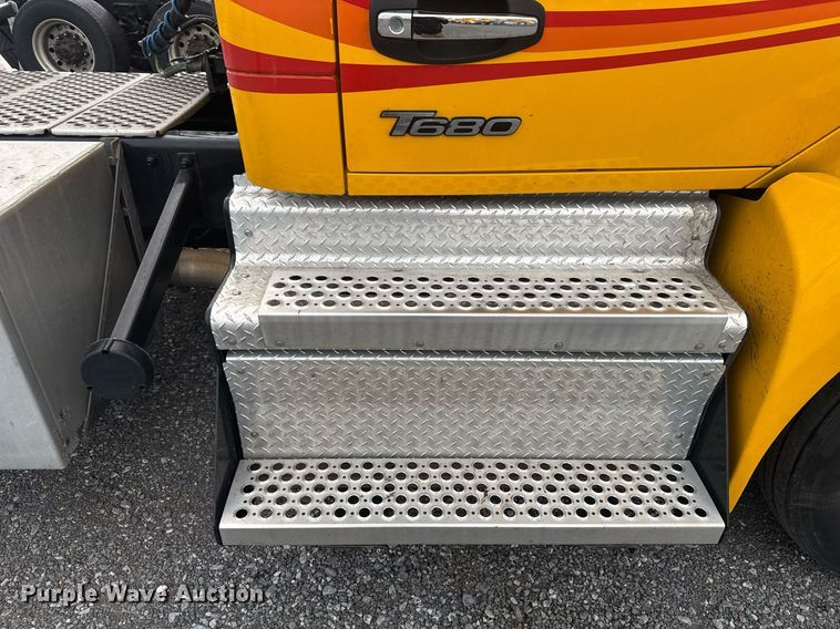 image for item EC3553 2022 Kenworth T680 semi truck