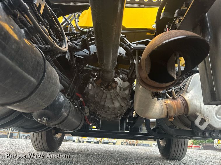 image for item EC3553 2022 Kenworth T680 semi truck