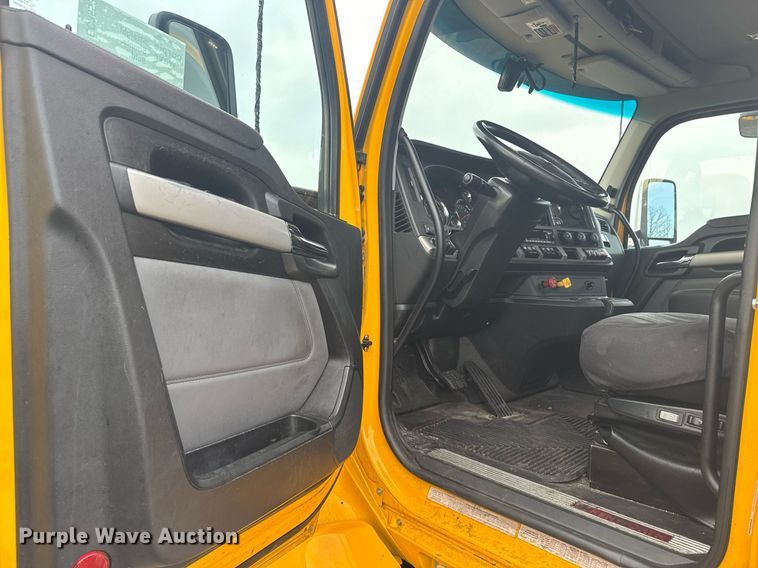 image for item EC3553 2022 Kenworth T680 semi truck