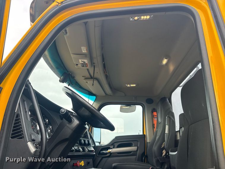 image for item EC3553 2022 Kenworth T680 semi truck