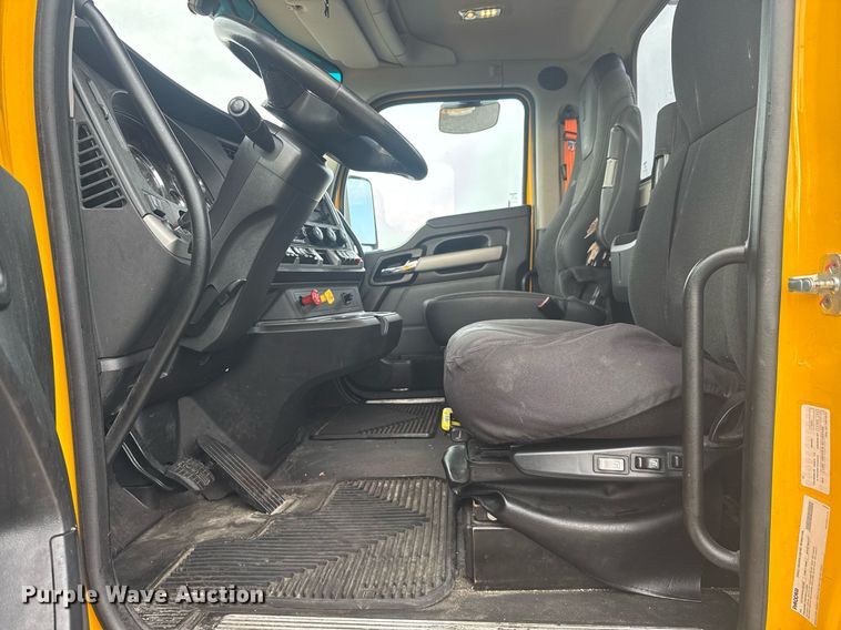 image for item EC3553 2022 Kenworth T680 semi truck