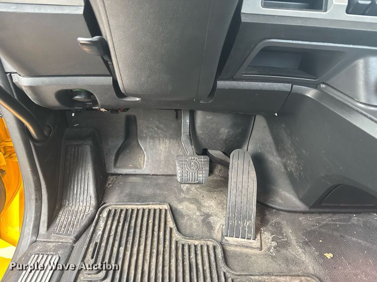 image for item EC3553 2022 Kenworth T680 semi truck