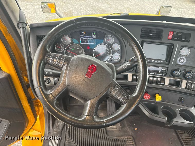 image for item EC3553 2022 Kenworth T680 semi truck