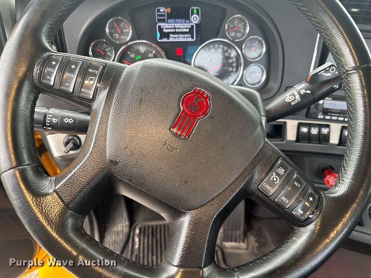 image for item EC3553 2022 Kenworth T680 semi truck