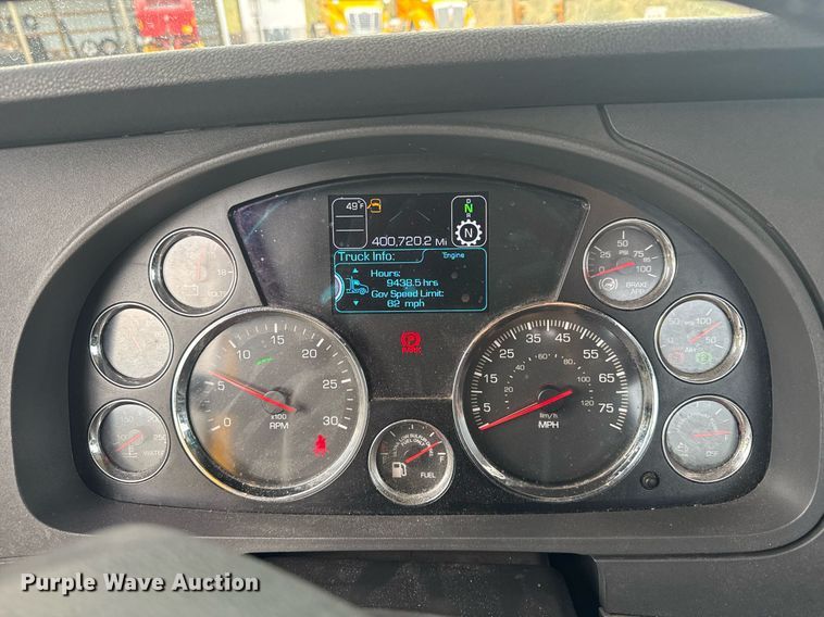 image for item EC3553 2022 Kenworth T680 semi truck