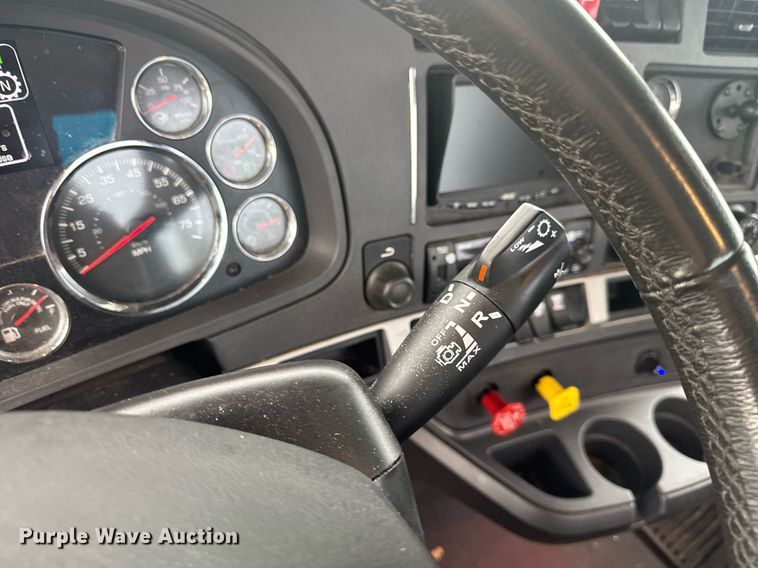 image for item EC3553 2022 Kenworth T680 semi truck